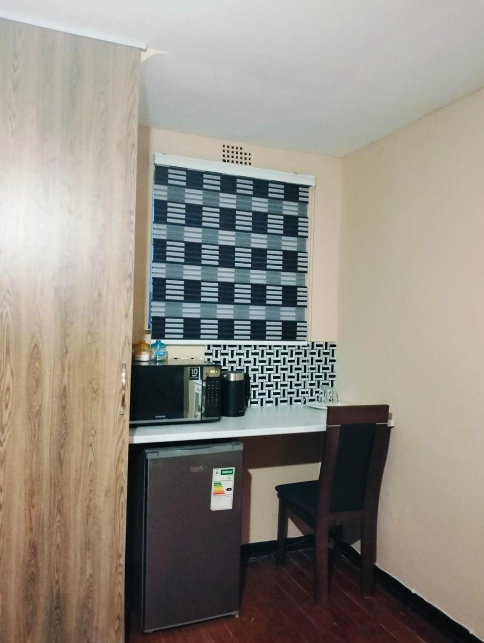 Queen Room with Shared Bathroom — photo 5