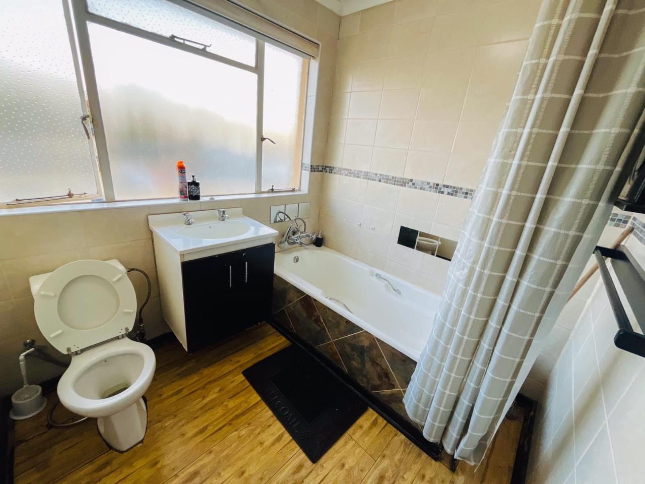 Queen Room with Shared Bathroom — photo 4